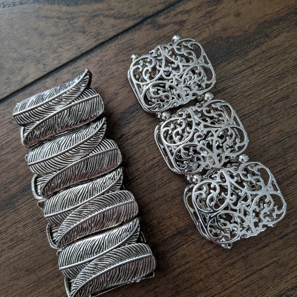 Costume jewelry, stretchable.